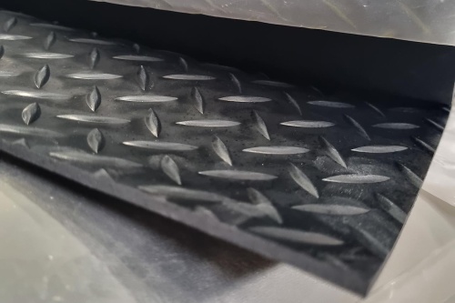 Дорожка автомобильная "ёлочка" (толщ. 4 мм, шир. ~1000 мм, дл. ~5 м, вес ~22,5 кг) Китай